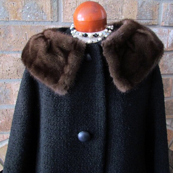 VINTAGE COAT w FUR COLLAR, BLACK NUBBY WOOL TEXTURE, 1960s CHIC w LARGE BUTTONS - Picture 6 of 8